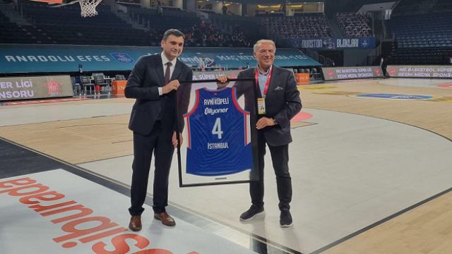 Avni Küpeli’ye Euroleague Şampiyonu Anadolu Efes'den ödül