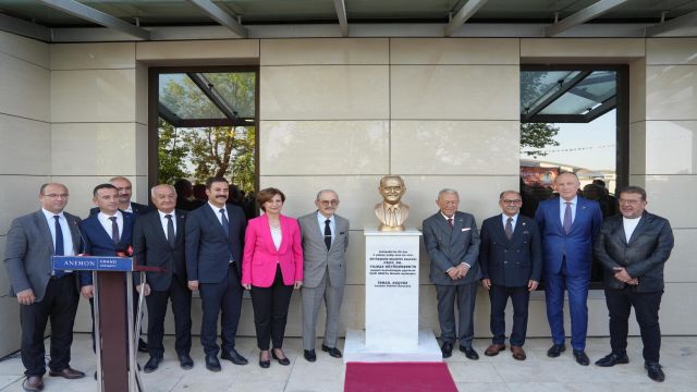 Manisalı otelcinin vefası... Büyükerşen'in heykelini dikti...