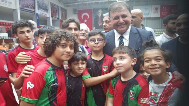 İzmir büyükşehirden amatör futbol kulüplerine destek...