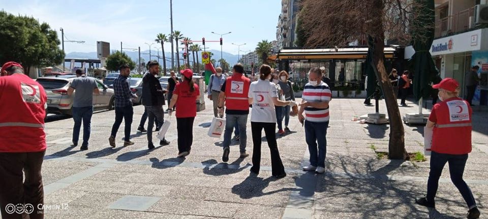 Türk Kızılay ücretsiz maske dağıttı...