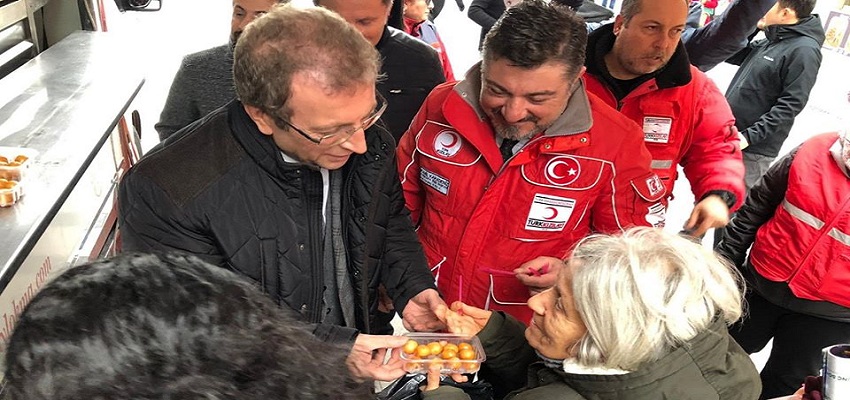 Karşıyaka'da Türk Kızılay şehit Sekin anısına lokma döktürdü