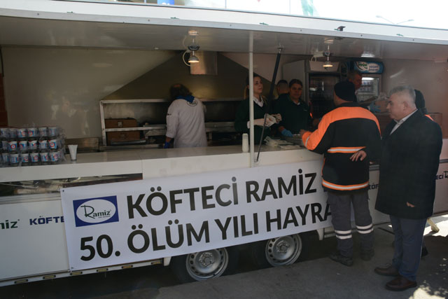 Köfteci Ramiz'in 50. ölüm yıl dönümü nedeniyle köfte dağıttılar