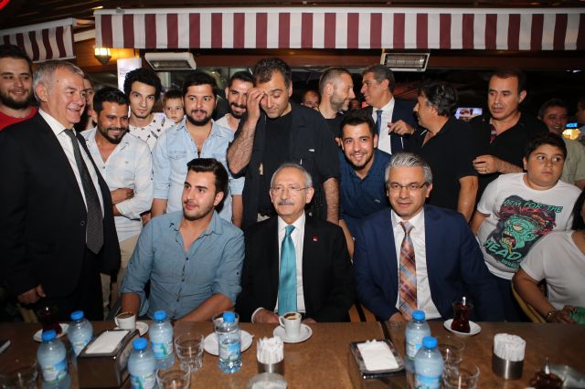 Kılıçdaroğlu akşam kahvesini Karşıyakalılarla içti