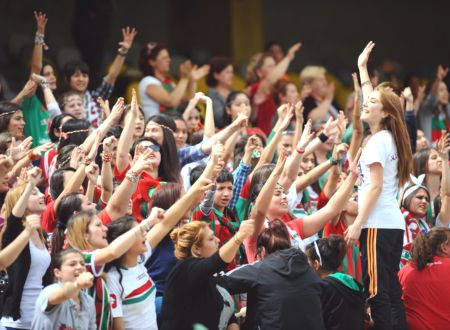 KARŞIYAKA-FENERBAHÇE MAÇI KADIN VE ÇOCUKLARA...