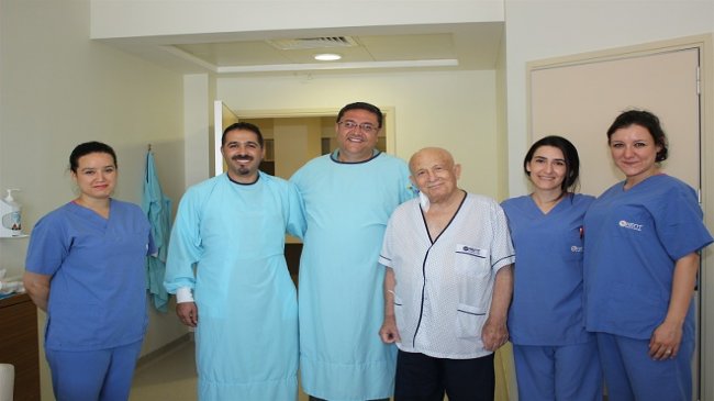 80 yaşındaki hastaya kök hücre nakli yapıldı...
