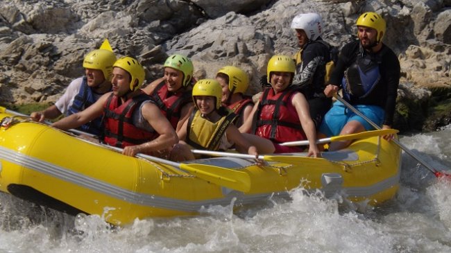 Rafting yaparak stres attı