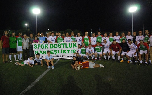 AKHİSAR İLE KARŞIYAKALI ESKİ FUTBOLCULAR KURTLARINI DÖKTÜ