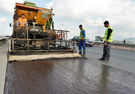 İZMİR'E KAYMAYI ÖNLEYEN ASFALT...
