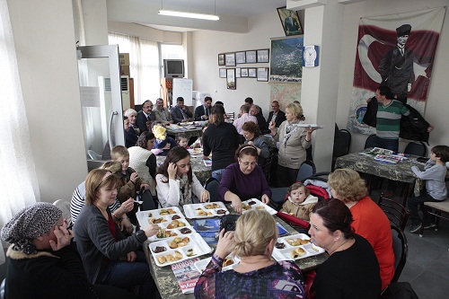 MAKEDON KADINLARDAN BAŞKANA ÖVGÜ...