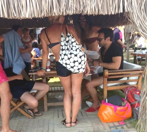 GÜNEY'İN SEVGİLİSİYLE TATİLİ DEVAM EDİYOR