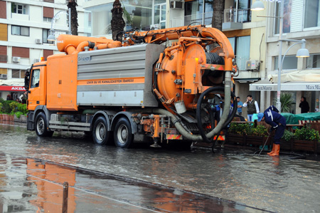 İZMİR'DE DENİZ 75 SANTİM YÜKSELDİ...