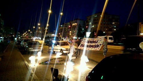 TRAFİĞE ALDIRMADAN YOL ORTASINDA SEVDİĞİ KIZA EVLİLİK TEKLİFİ YAPTI