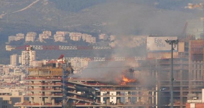 BAYRAKLI'DA GÖKDELENDE YANGIN ÇIKTI...