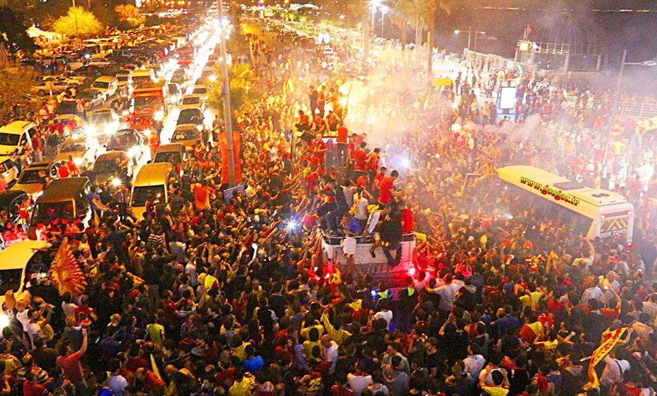 GÖZTEPE ŞAMPİYONLUK TÜRKÜLERİYLE SABAHLADI...