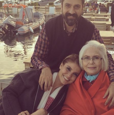 GÜLBEN ERGEN HUZUREVİNDEKİ ANNESİNİ ZİYARET ETTİ