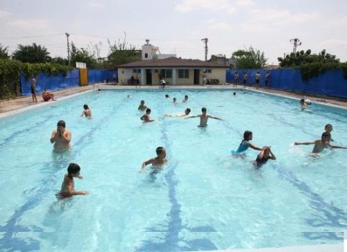 DR. TÖZÜN: HAVUZLARA DİKKAT, HASTALIK TAŞIYOR...