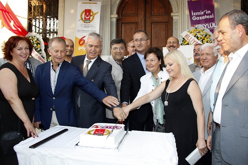 İZMİRLİ GAZETECİLERİN ÇİFTTE SEVİNCİ
