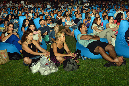 ÇİMDE SİNEMA KEYFİNİ PARİS'TE GECEYARISI İLE ÇIKARDILAR