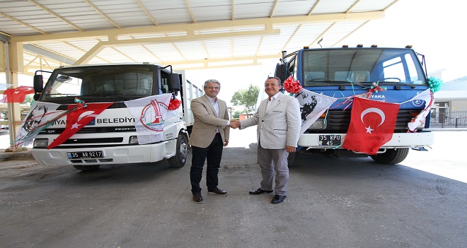 KARŞIYAKA BELEDİYESİ'NDEN DİKİLİ'YE İKİ TEMİZLİK ARACI HEDİYE