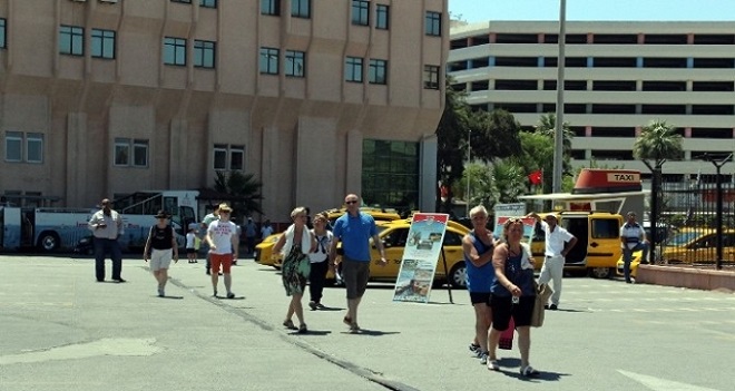 İZMİR'E 2 GEMİ DOLUSU YABANCI TURİST GELDİ