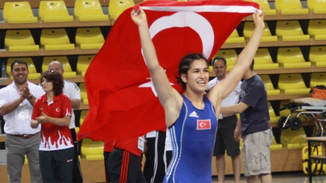 İZMİRLİ BAYAN GÜREŞCİLER AVRUPA'DA TARİH YAZDI