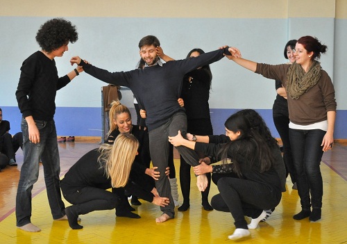 İZÜ'DE DUVARA KARŞI DANS...