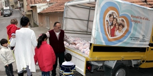 KONAK BELEDİYESİ'NDEN 14 TON MANDALİNA