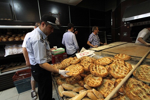 KARŞIYAKA'DA ZABITADAN FIRINLARA BASKIN...