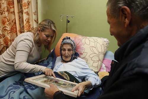 BAYAN SINDIR'DAN YAŞLILARA MORAL