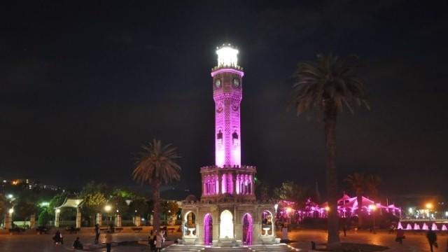 İZMİR'İN SİMGESİ PEMBEYE BÜRÜNDÜ...