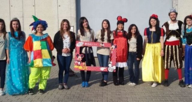 İzmir Üniversitesi öğrencileri ‘Bir kuş olup’ çocukların yanına uçuyor