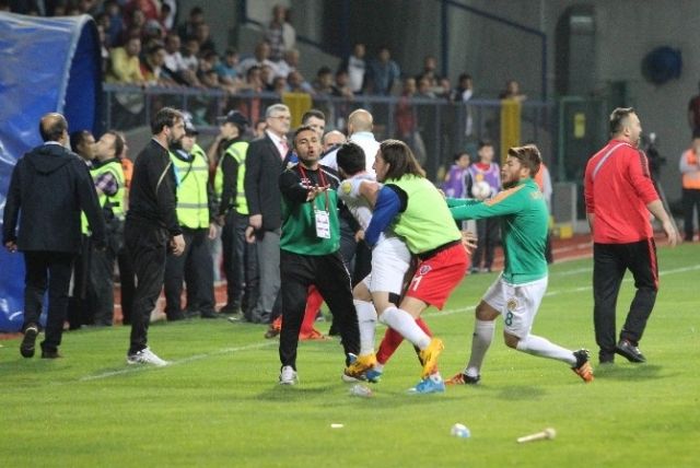 Maç sonunda futbolcuları polis bile ayıramadı!..