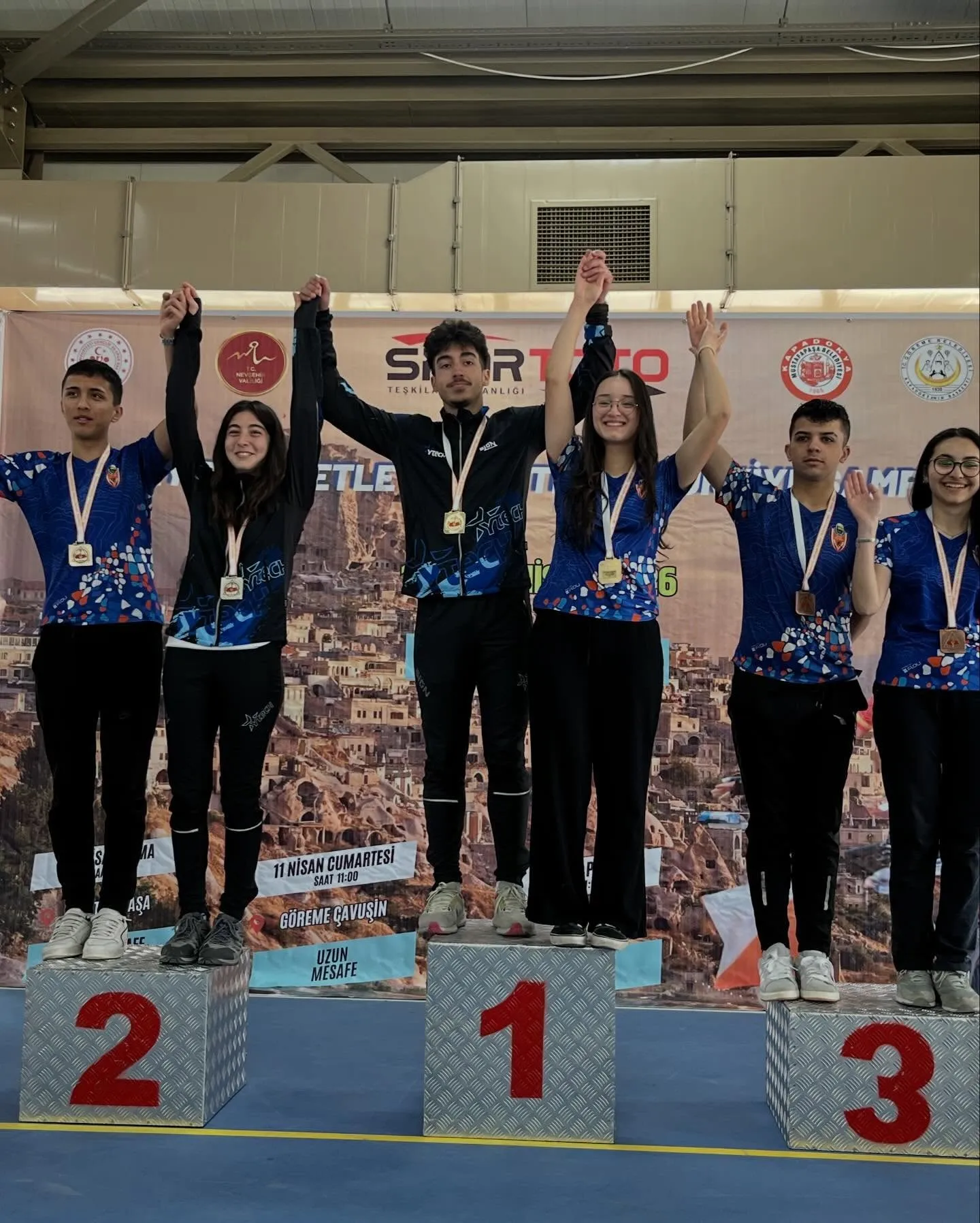 Önce koşarak, sonra da bisikletle kürsüye çıktılar...