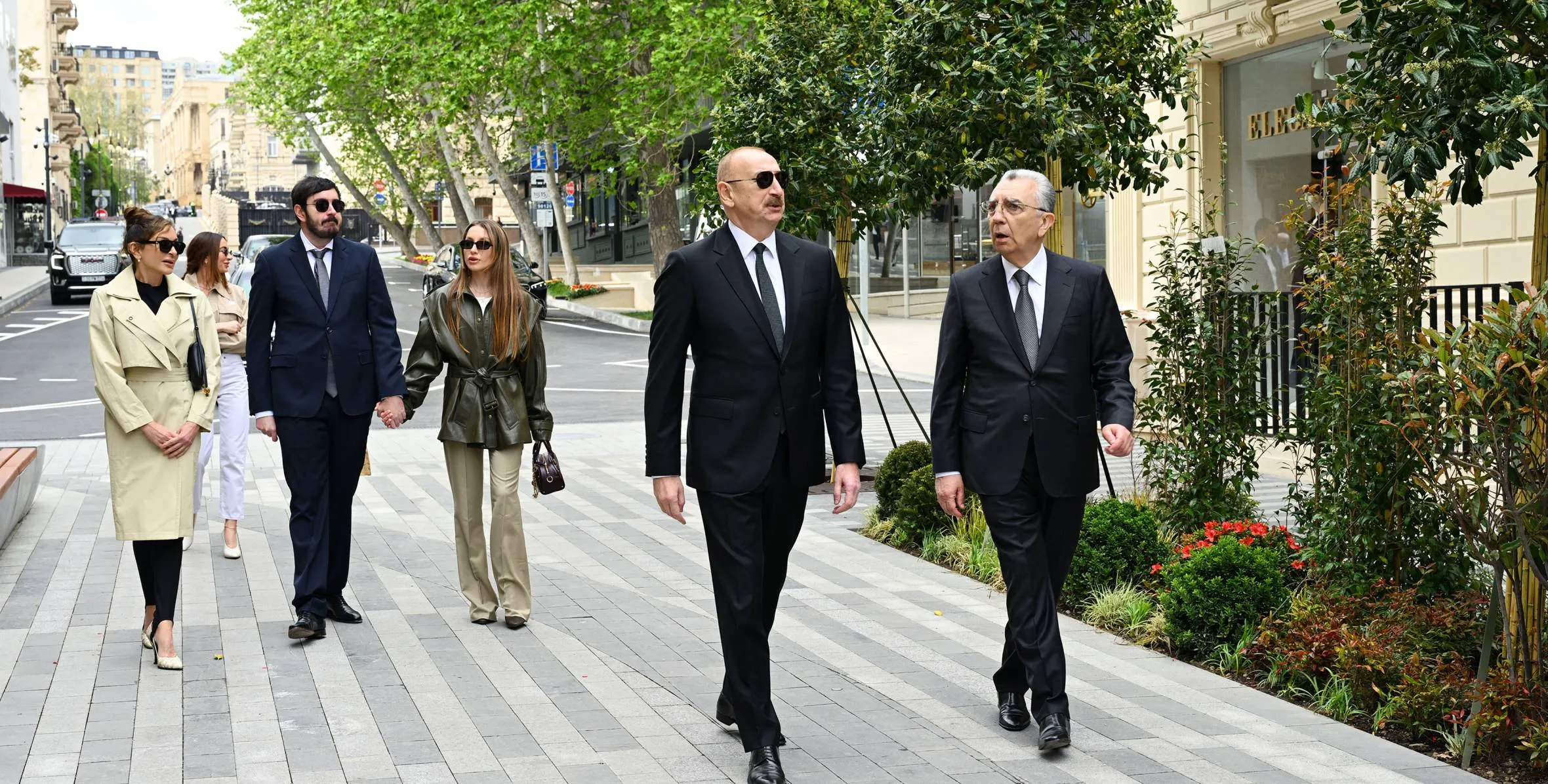 Azerbaycan Cumhuriyeti Cumhurbaşkanı İlham Aliyev, yeni yapılan caddeyi gezdi