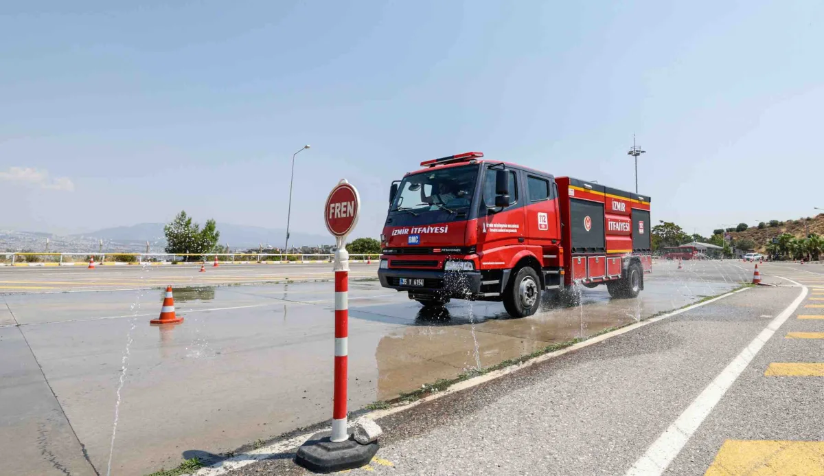 İzmir İtfaiyesi'nin yeni şoförleri zorlu parkurda sınav verdi