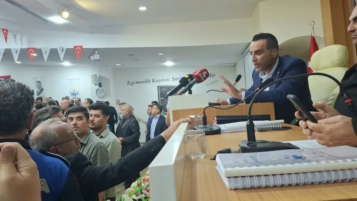 Çiğli Meclisi'nde gergin oturum: Parti değiştiren Başkan Yıldız'a su şişesi fırlatıldı