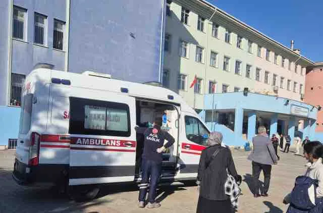 İstanbul'da bir ortaokulda lise öğrencisi sekiz öğrenciyi bıçakladı
