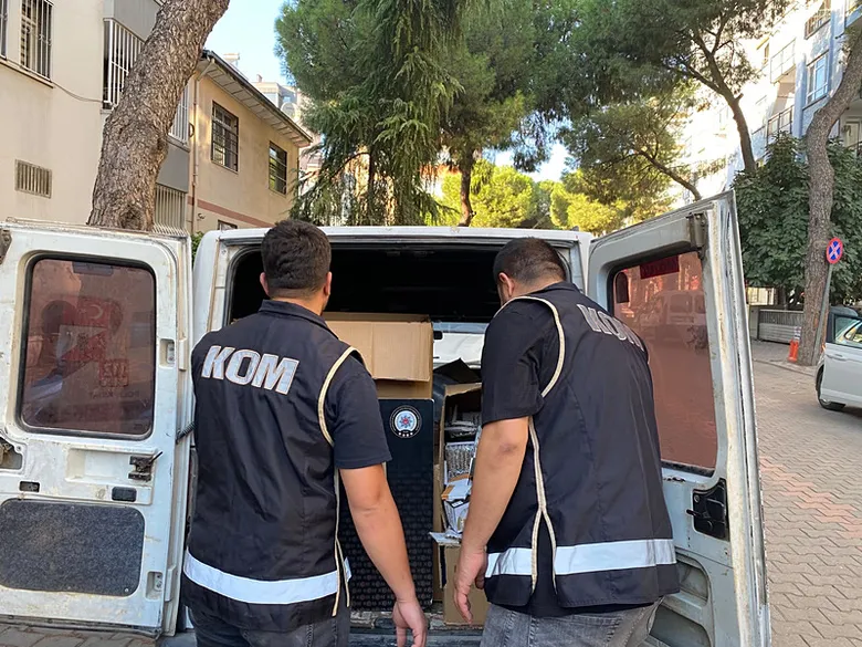 İzmir’de kaçakçılığa büyük darbe: Sigaradan tarihi eserlere, silahtan alkole çok sayıda kaçak ürün ele geçirildi