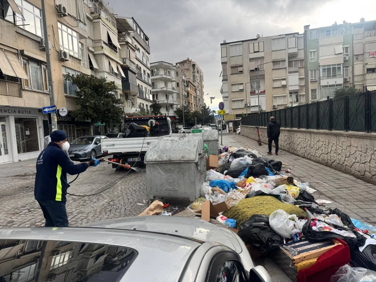 Muhtar, alınmayan çöpleri ilaçlattı!..