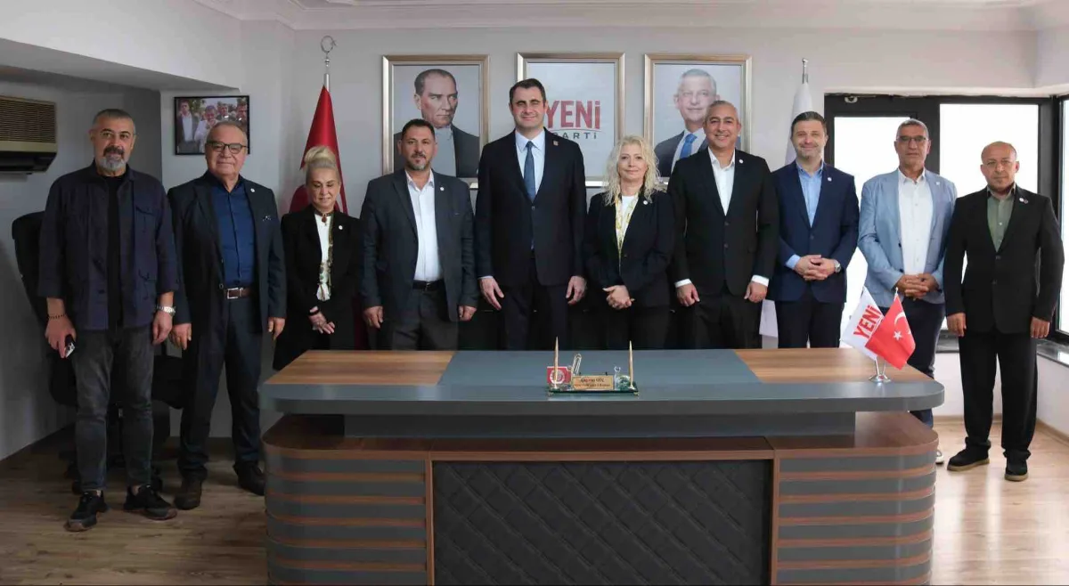 Karşıyaka'da CHP'den YENİ Parti'ye katılan meclis üyeleri rozetlerini taktı