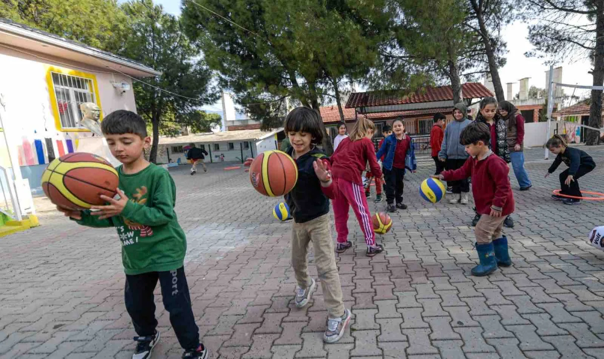 İzmir Büyükşehir Belediyesi’nden okullara 37 milyon TL’lik spor malzemesi desteği