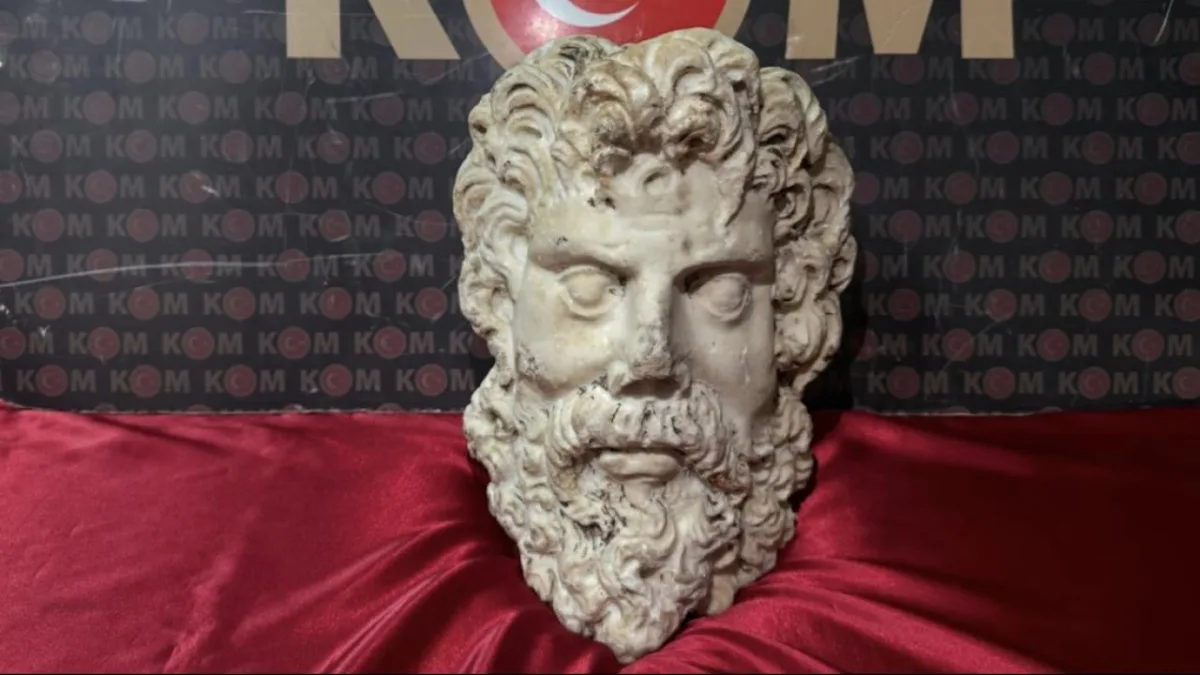 İzmir’de Tarihi Eser Operasyonu: 2 Bin Yıllık Zeus Heykel Başı Ele Geçirildi