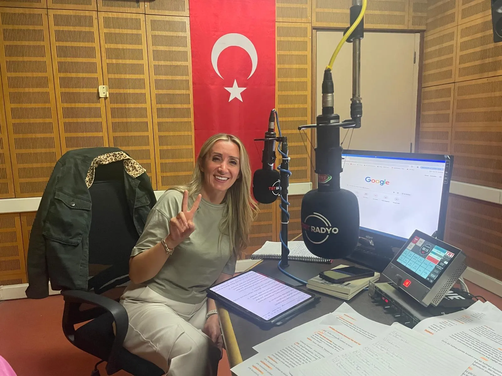 Karşıyaka Sanat Derneği Pop ve TSM koro şefi Mehtap Ataman, TRT Radyoda gönülleri feht etti
