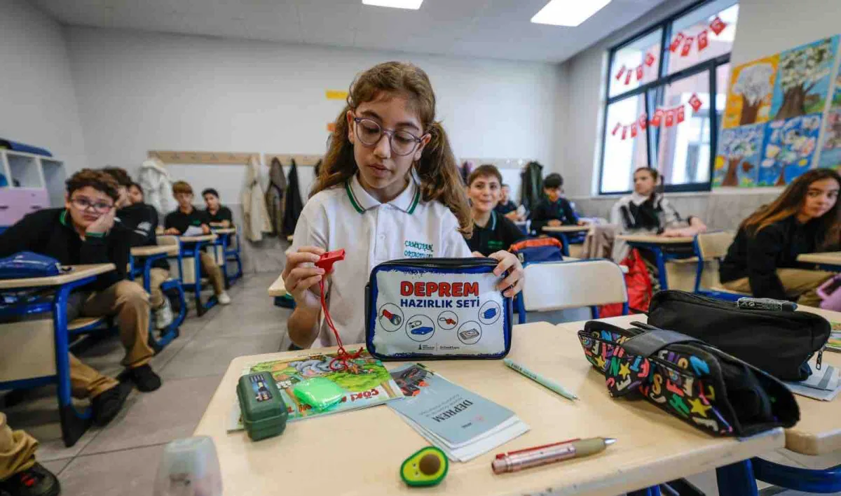 İzmir'de öğrencilere deprem çantası dağıtıdı